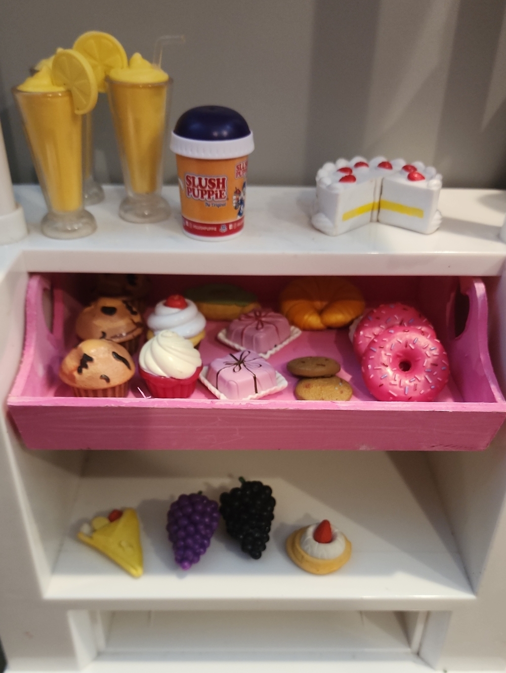 18in doll fruit stand , doll includes - Picture 3 of 6